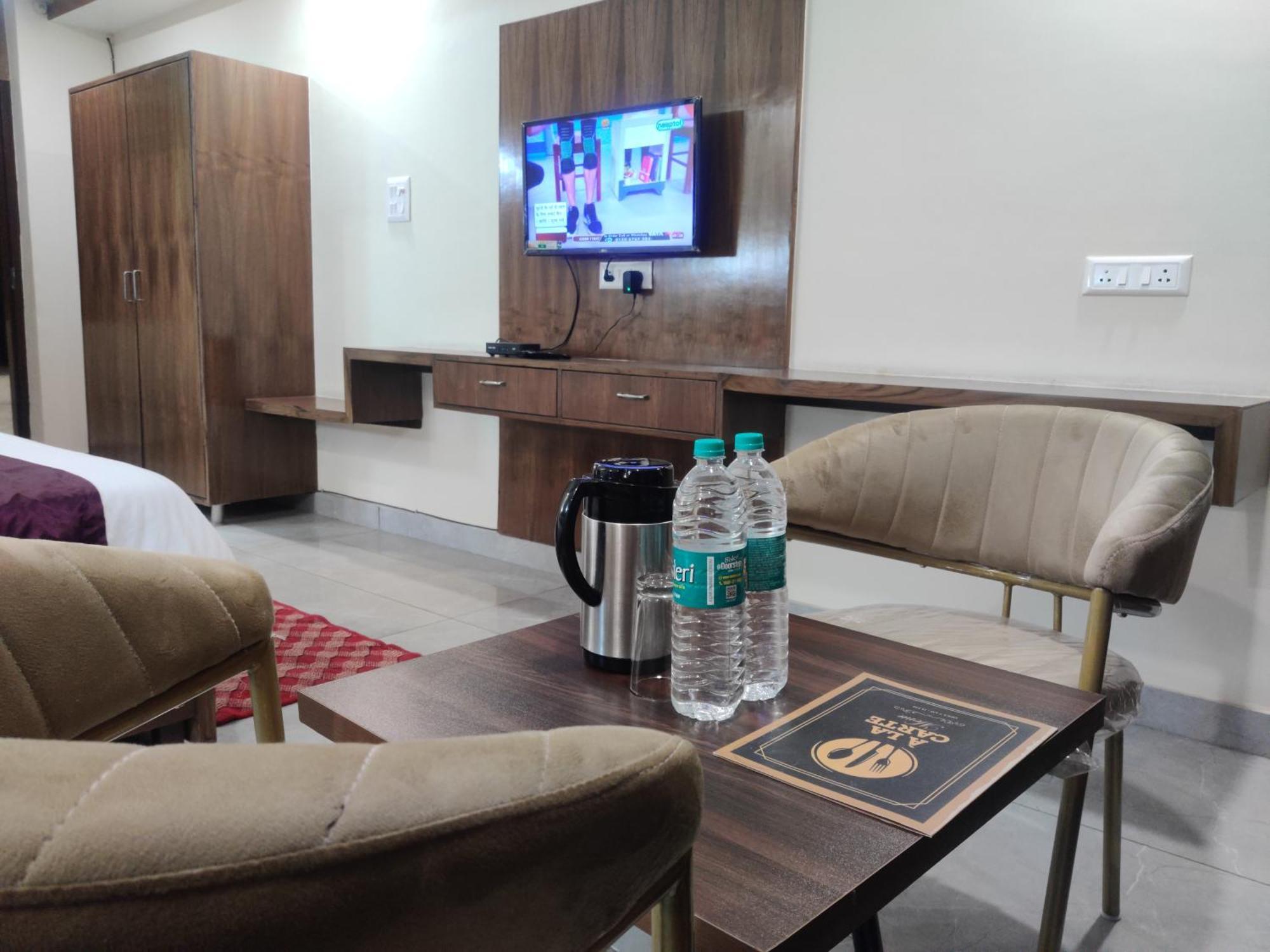 Hotel Hv Nāhan Екстериор снимка