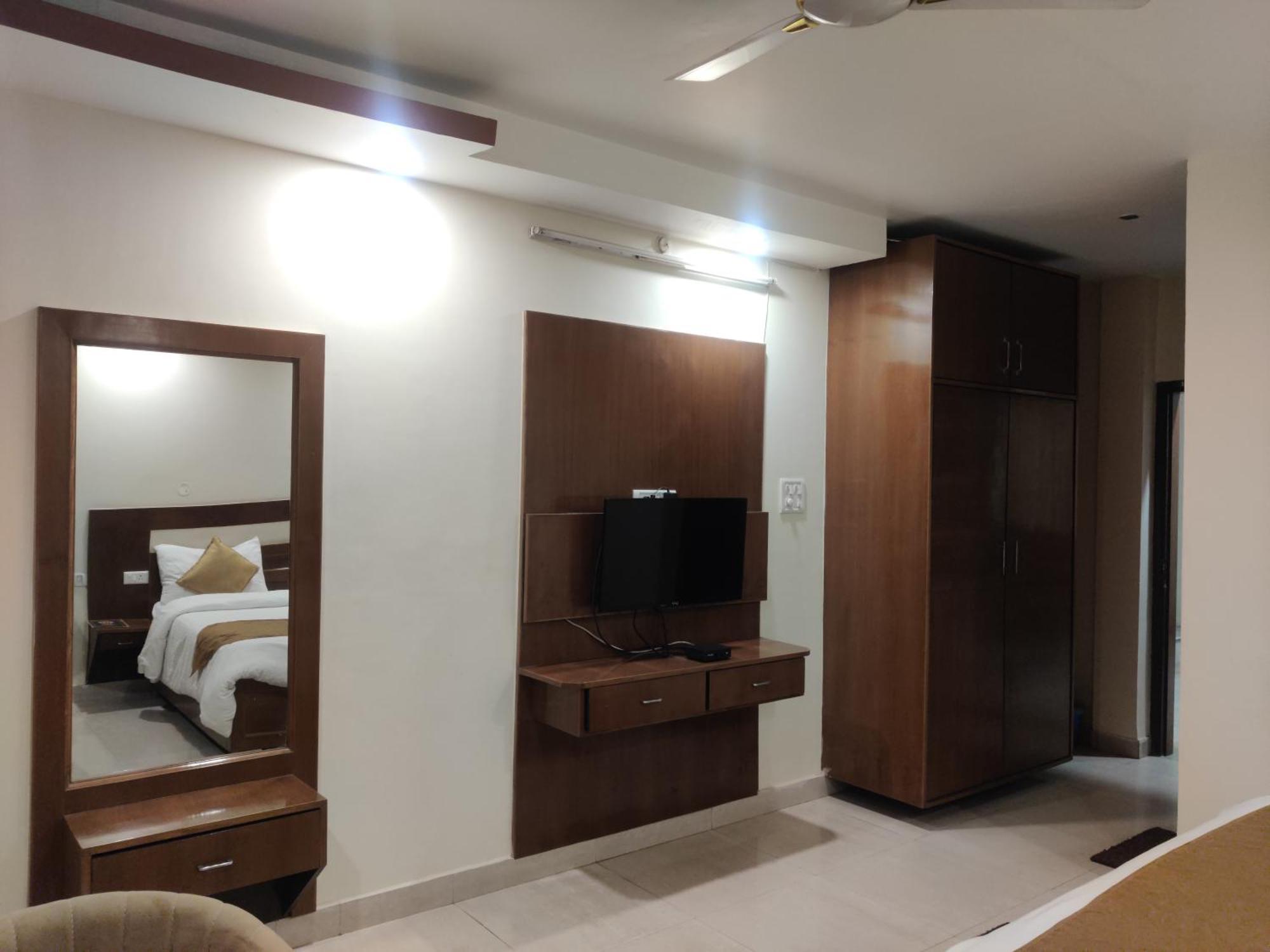 Hotel Hv Nāhan Екстериор снимка
