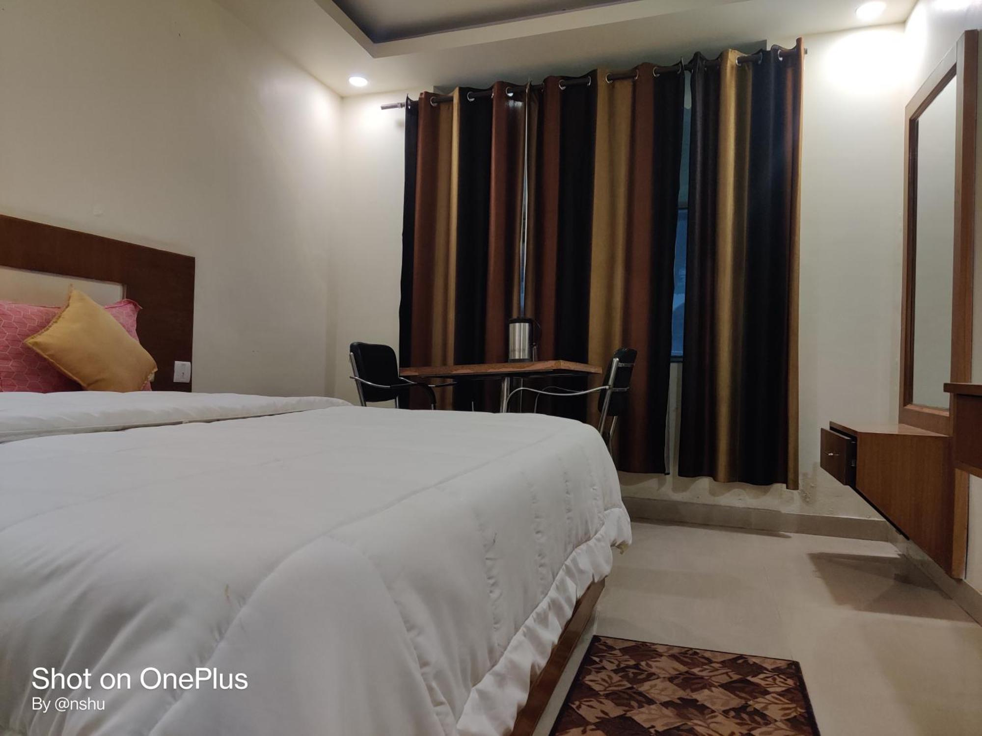 Hotel Hv Nāhan Екстериор снимка