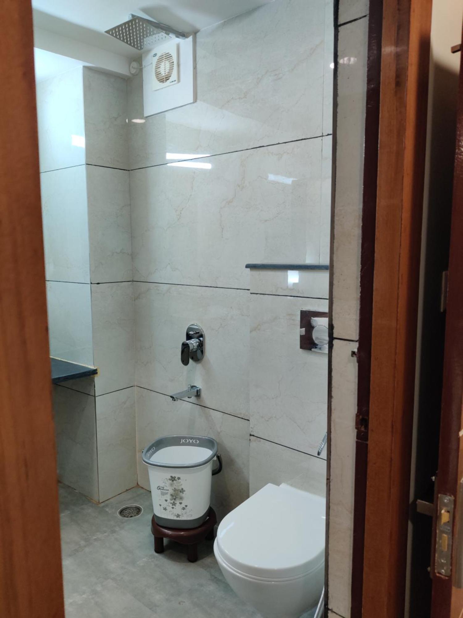 Hotel Hv Nāhan Екстериор снимка