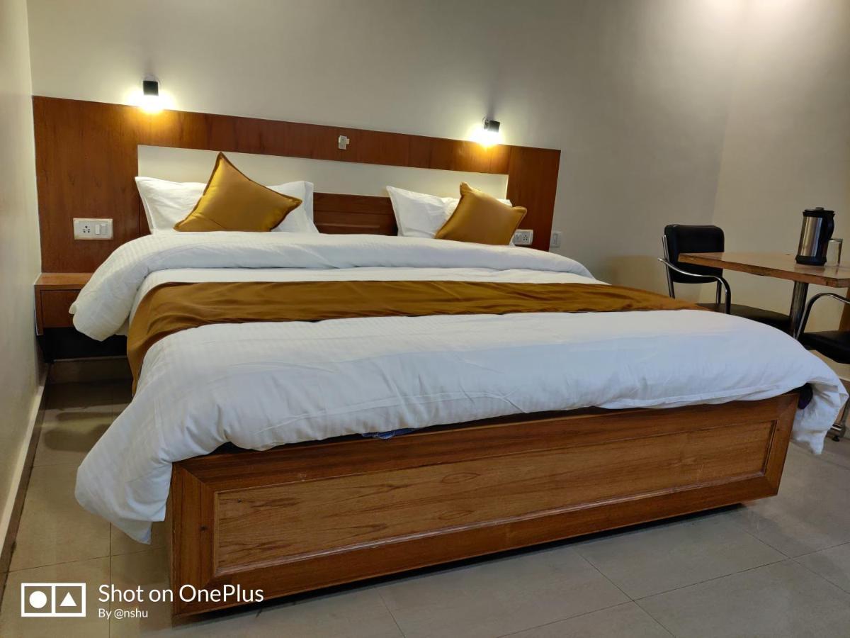 Hotel Hv Nāhan Екстериор снимка